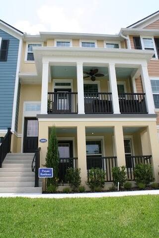Room with separate entrance, garage, bar kitchen