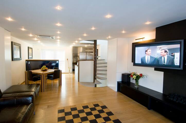 HIGH-TECH FILM LOCATION gallery image 3