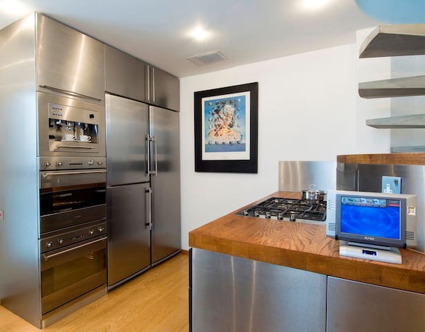 HIGH-TECH FILM LOCATION gallery image 5