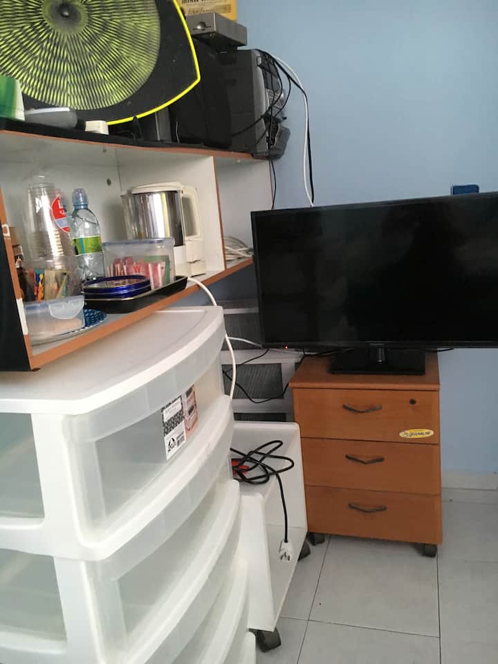 Maddy 's Attic Pad црпи чај од ТВ кафе