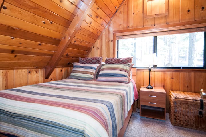 Chumba cha kulala #2: Kitanda cha Malkia na godoro la godoro la kumbukumbu + sofa ya kulala ya kitanda cha watu wawili.