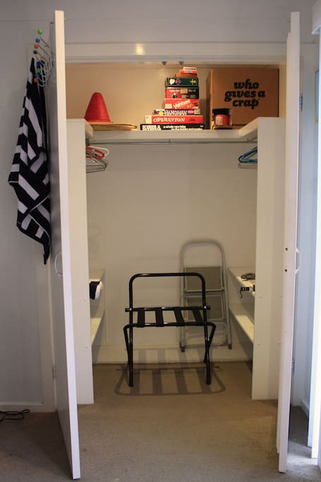 Walk in robe & luggage rack