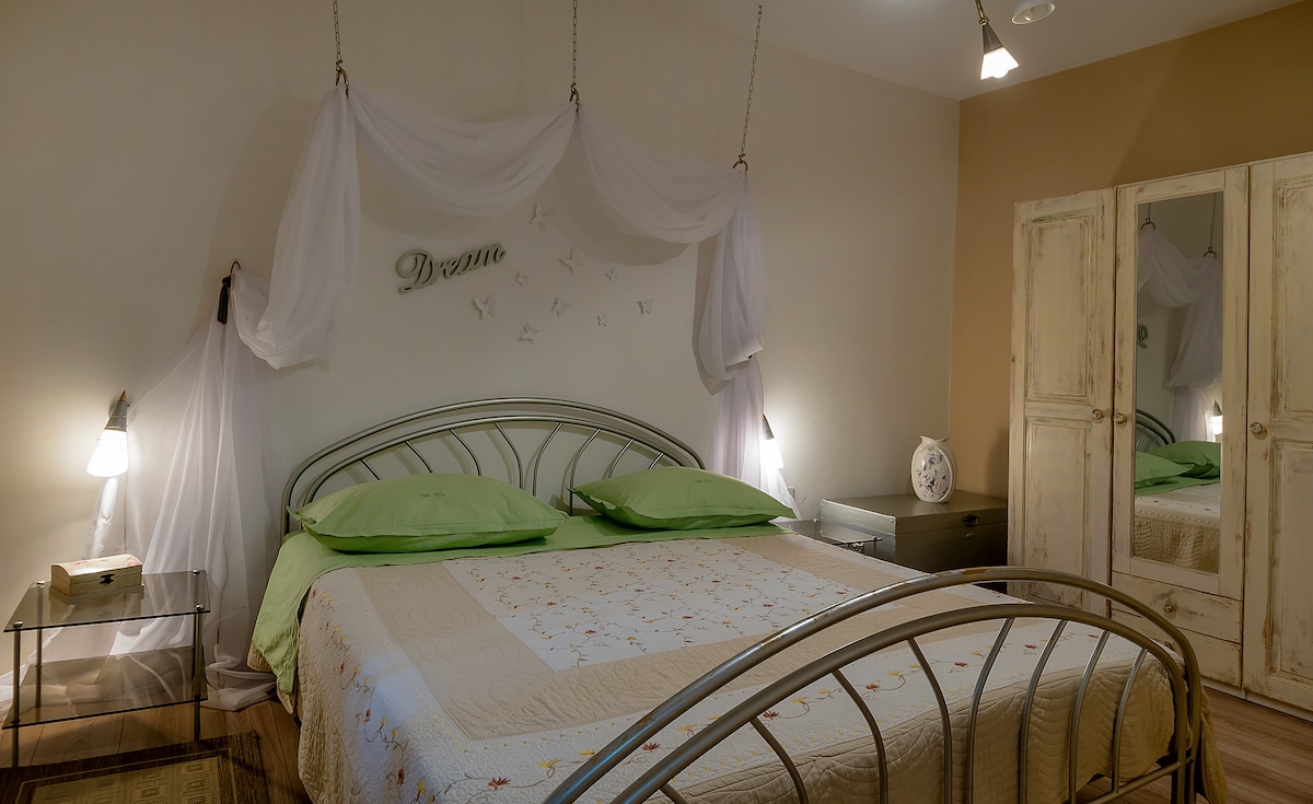 الطابق الأول/غرفة النوم 1. بسرير بمقاس كبير