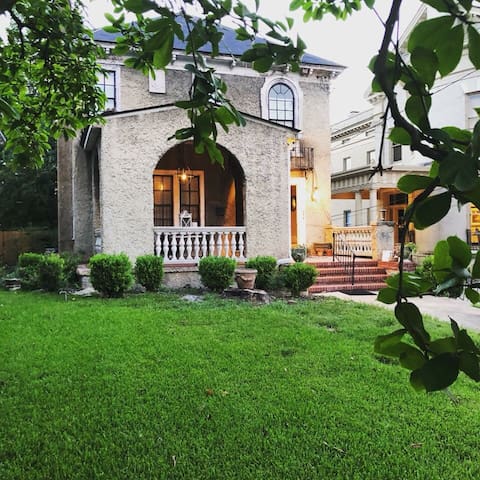 Fabulous Historic Downtown Getaway! Lux equipped!