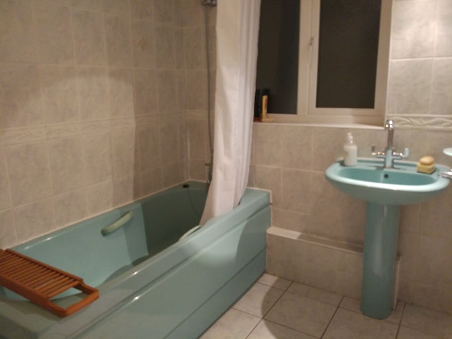 Fully equipped bathroom (separate toilet)