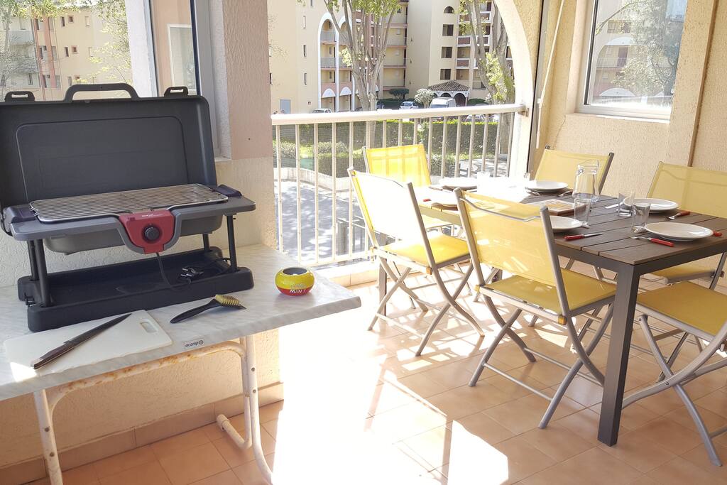 Terrasse donnant sur la place de parking privative