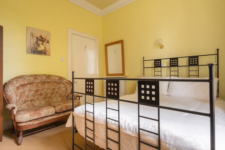 Friendly,central room in Aberdeen.