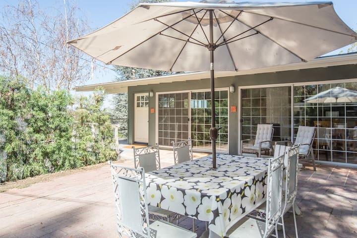 hillside hideaway with mtn views