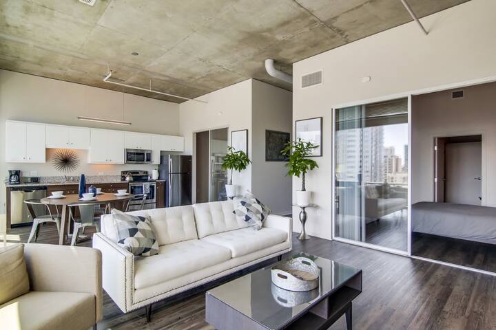 Amazing Views | Heart of Downtown | Modern Space gallery image 4