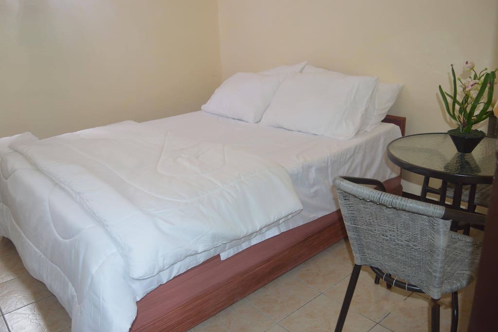 Queen size bedroom for 2