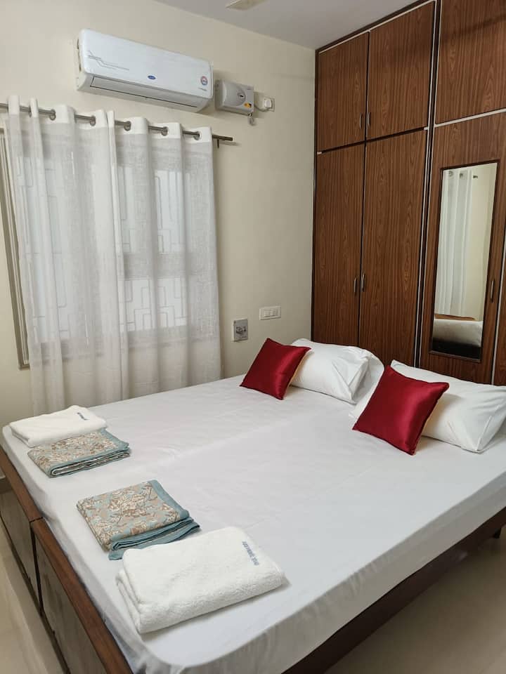 Kingsize-Bett mit Klimaanlage 