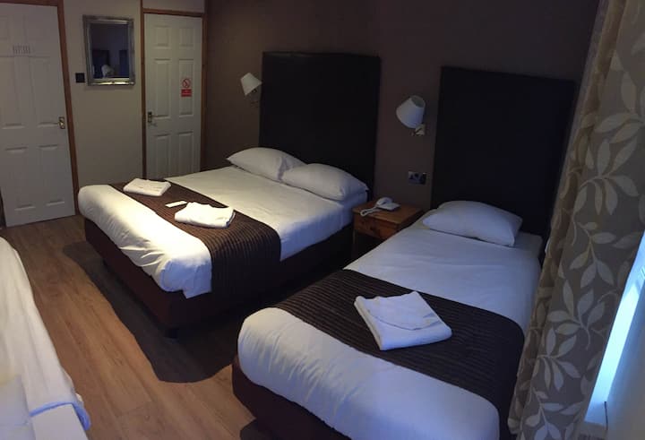 Gatwick Belmont Hotel Triple Room