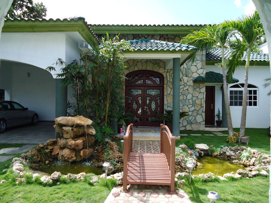 JARDÍN, FUENTE Y ACCESO PRINCIPAL