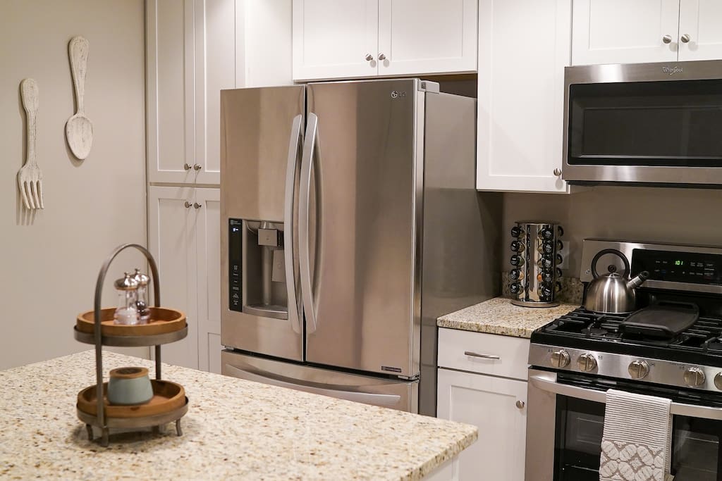 Brand New Stainless Steel Apliances and Stunning Granite Counter Tops.
