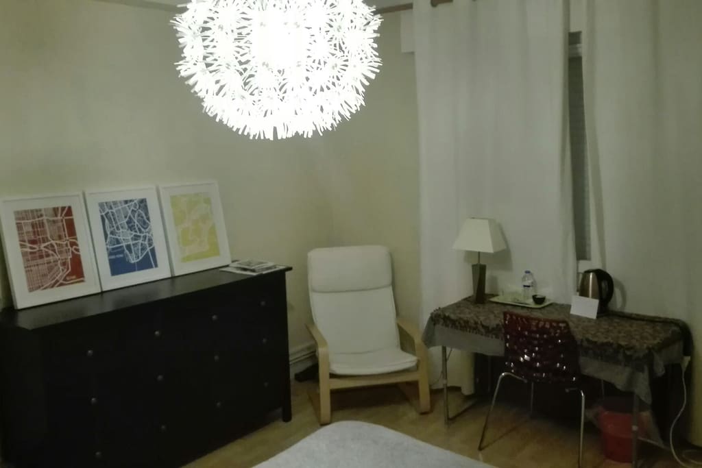 Chambre principale - 16 m². Orientation sud-ouest. Lit 140cm