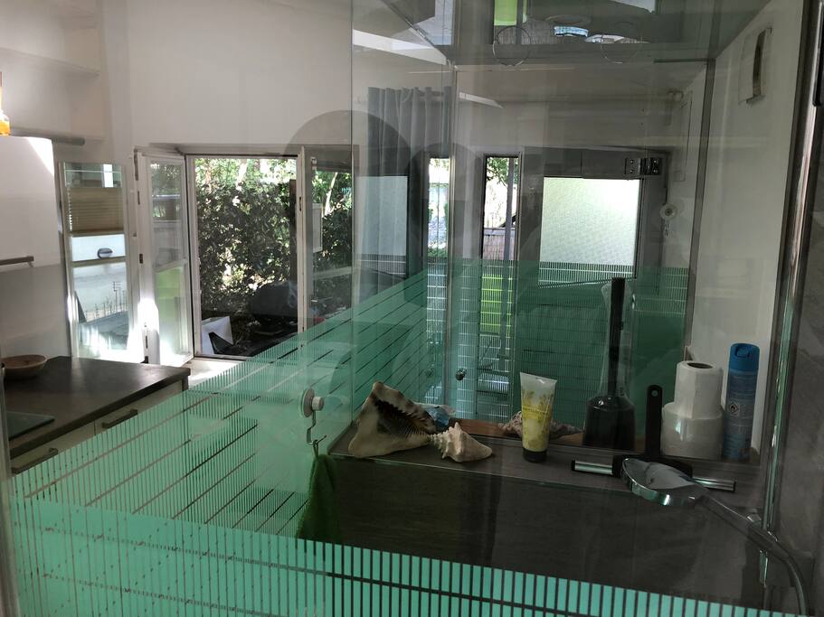 Dusche Richtung Eingang - shower toward entrance