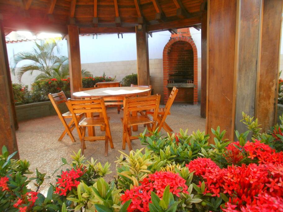 Área de la churuata con parrillera