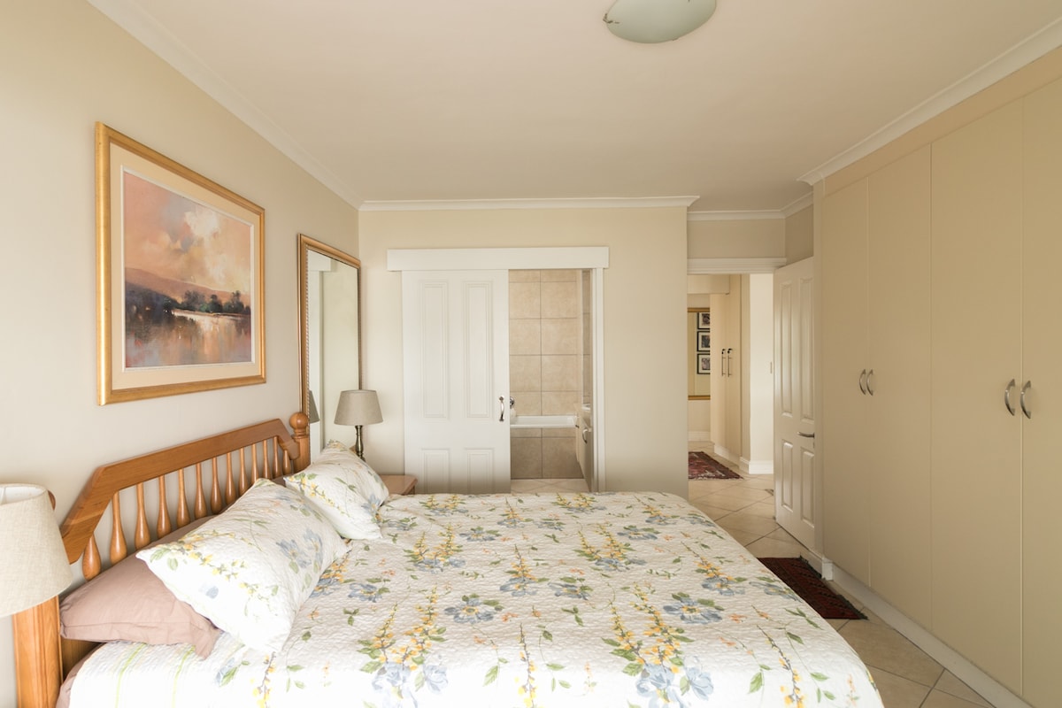 Mano en suite bedroom