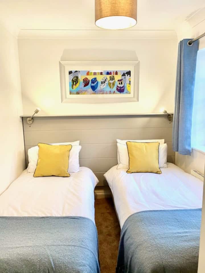 غرفة نوم مزدوجة على مستوى الأرض حتى رحلة طيران واحدة من مطعم المطبخ