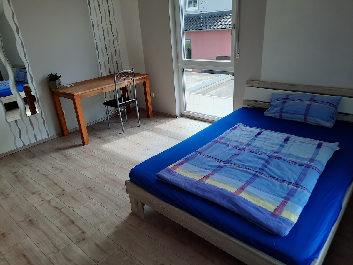 La habitación tiene 16,5 m2 y se encuentra en el primer piso de mi casa.