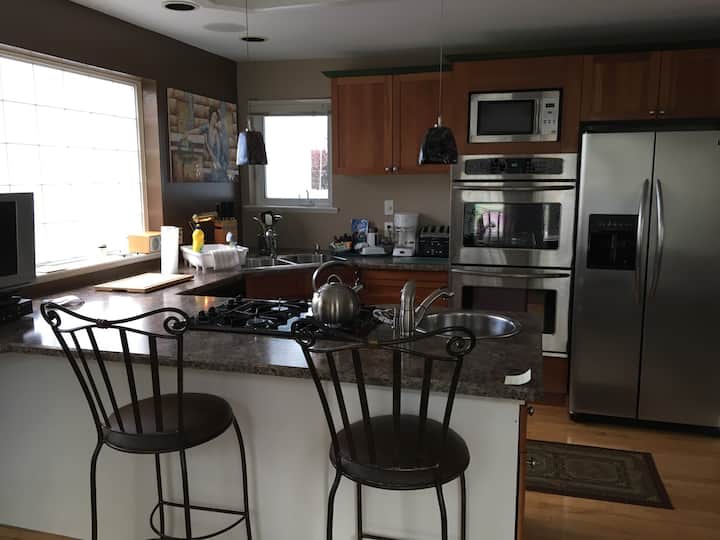 Deluxe studio suite 2 blocks ocean/town Serviced apartments for Rent