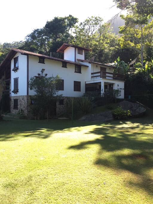 Campo gramado com refletores.