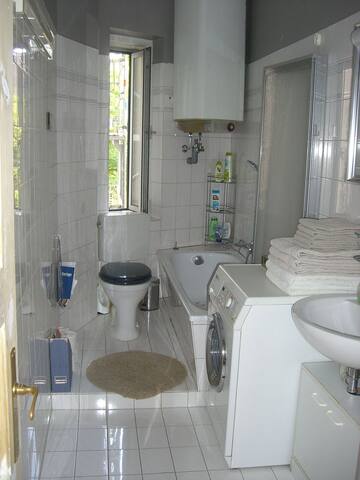 Central flat for up to 8 persons gallery image 2