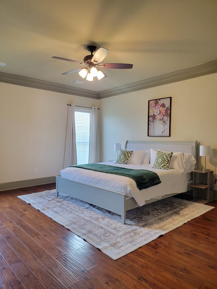 U primarnoj spavaćoj sobi nalazi se bračni krevet (1,8x2) sa zasebnom kupaonicom. 