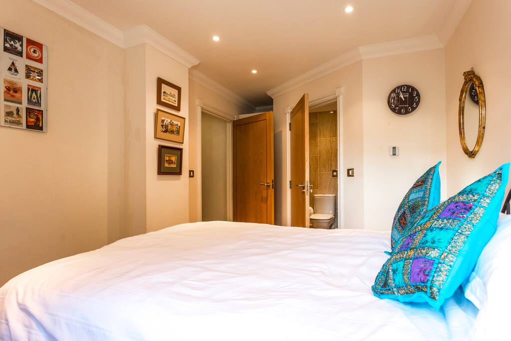 Guest bedroom/door to ensuite