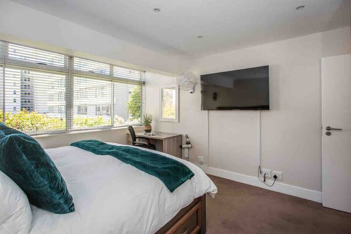 A-Wave from it All! 2 Bed Sea Point • 6PV gallery image 2