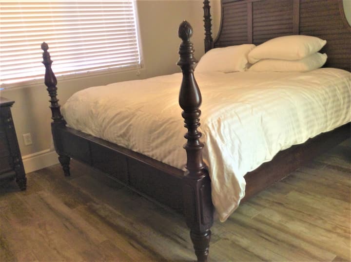 Dhomë gjumi kryesore me krevat dopio "king".