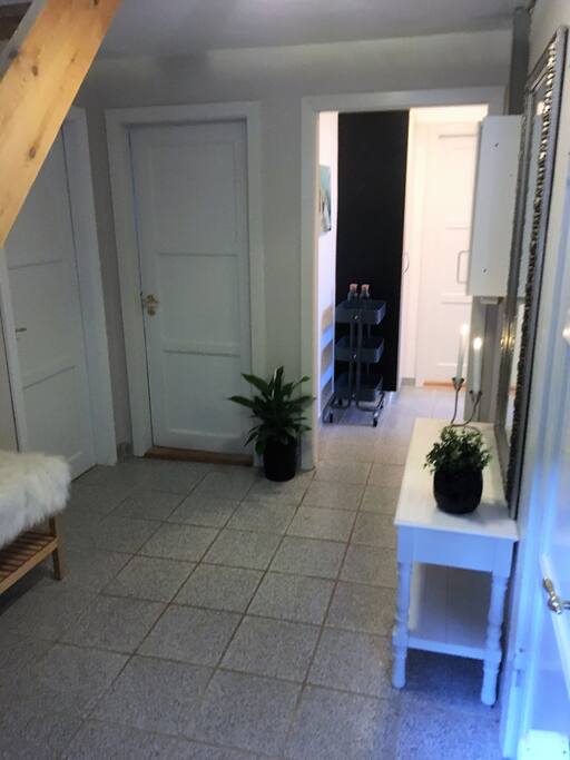 Entre med køleskab mv