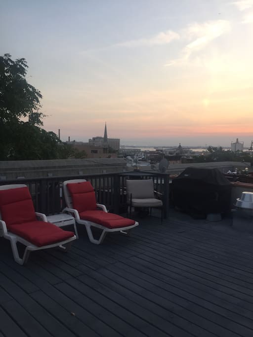 Private Rooftop with Lounge-chairs and Grill