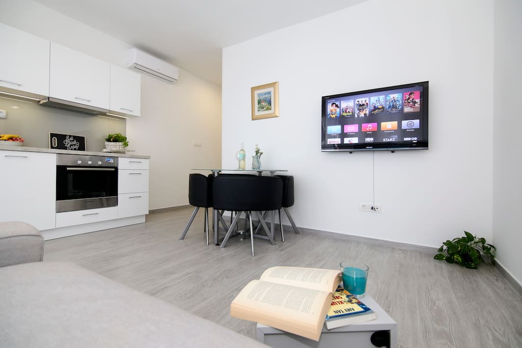 Great place to stay in Split. The apartment was spotlessly clean and spacious, the bed was super comfy and lovely to sleep in