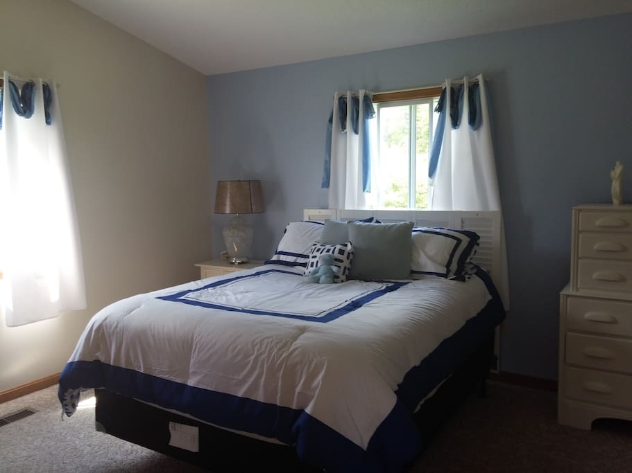 Master bedroom with brand new queen mattress.