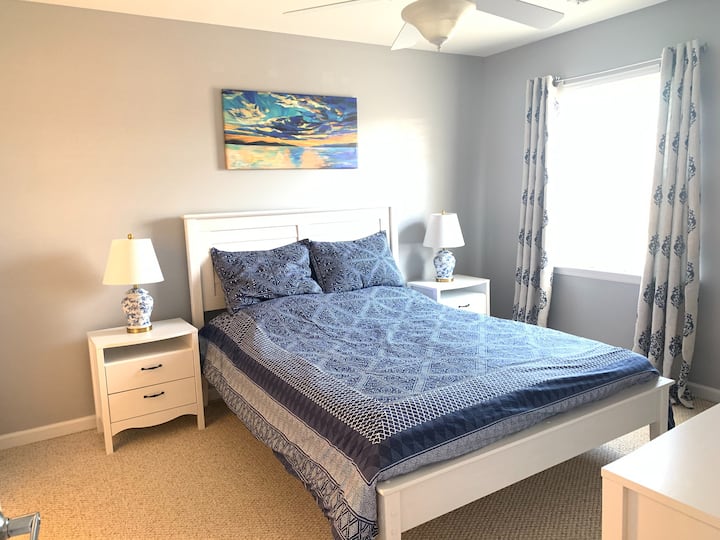 Dormitorio principal con cama tamaño queen y vestidor