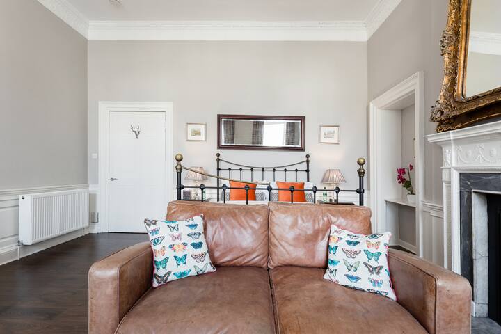 Majestic Georgian Flat in the Historic City Centre gallery image 4