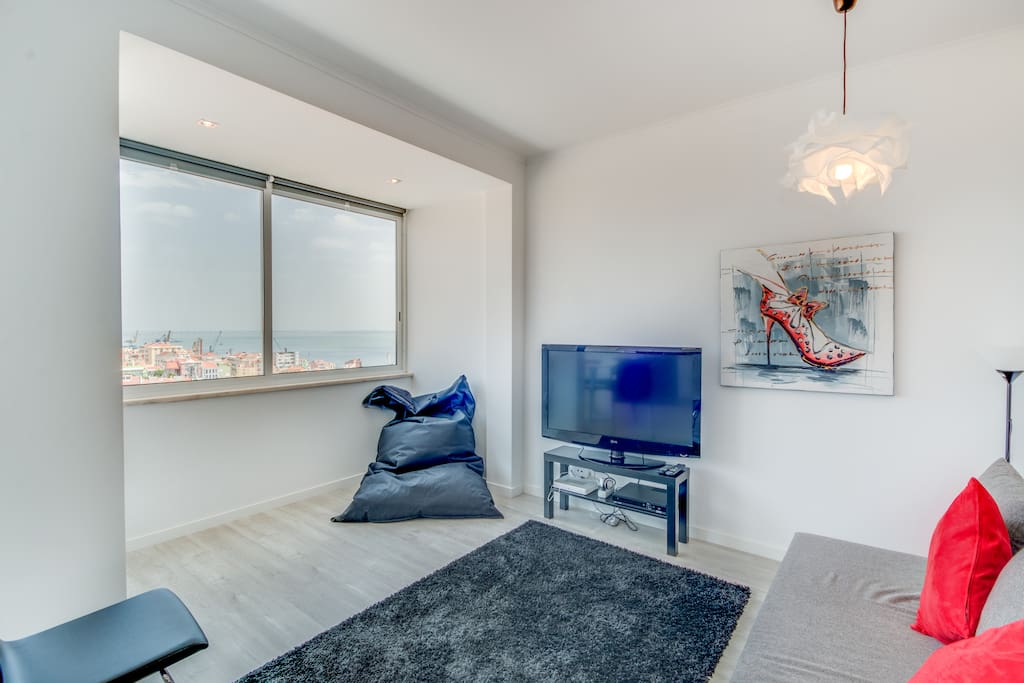 Sala com TV ecran plano