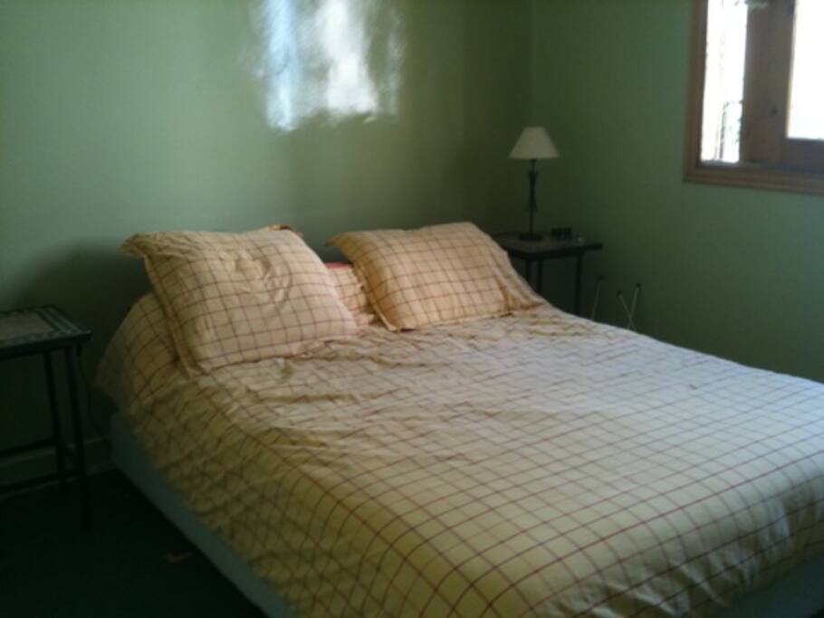 chambre au rez de chaussée avec salle de bain
