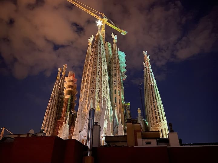 Sleep under Sagrada towers - Gaudí's Mansard