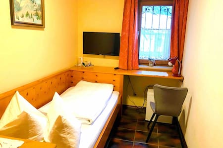 Kompaktes Einzelzimmer mit eigenem Bad