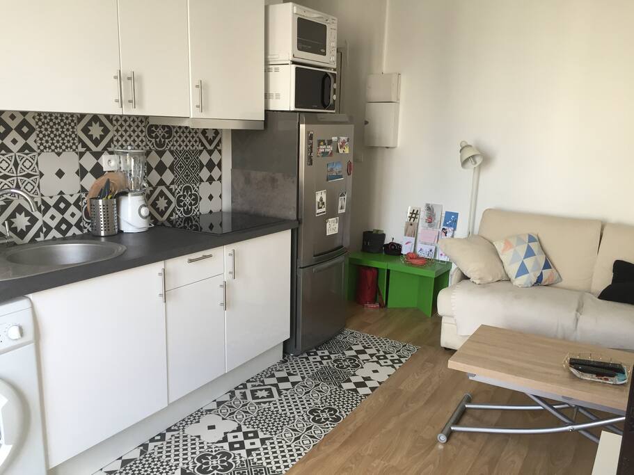 Le coin cuisine donnant sur le salon / the kitchen area near the living room