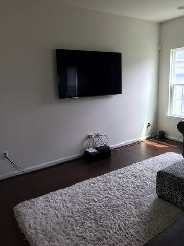 Entire House*Free parking, close to downtown! gallery image 5