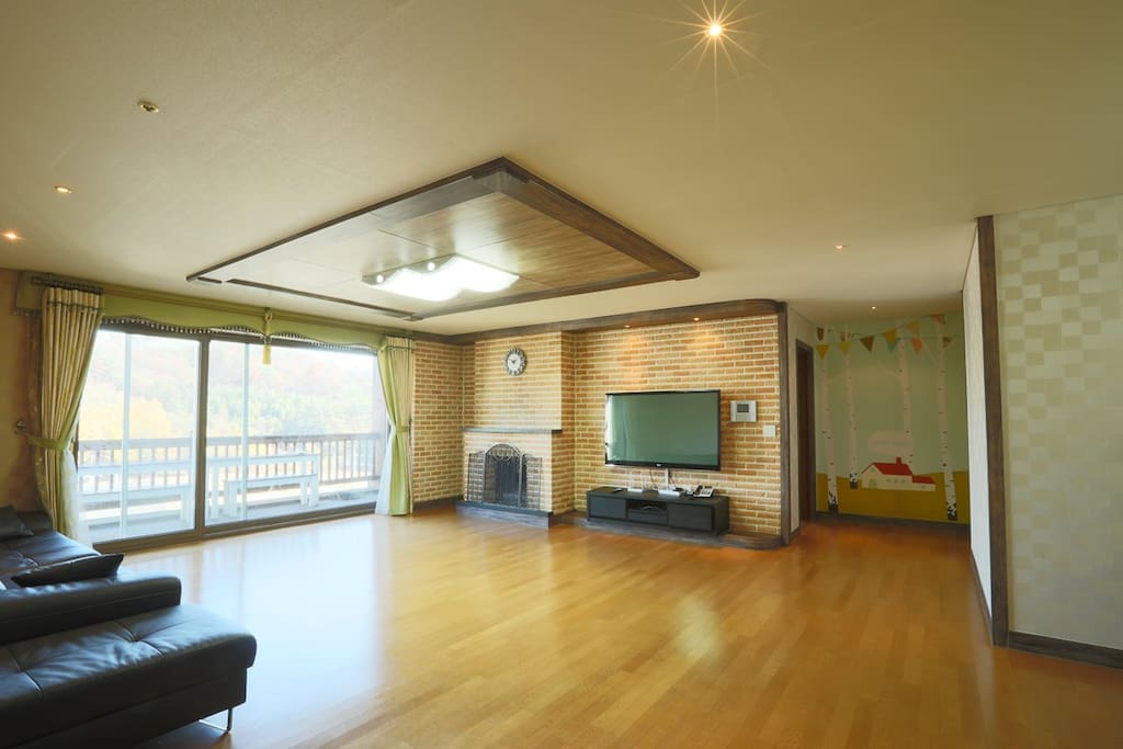 Living Room: 거실