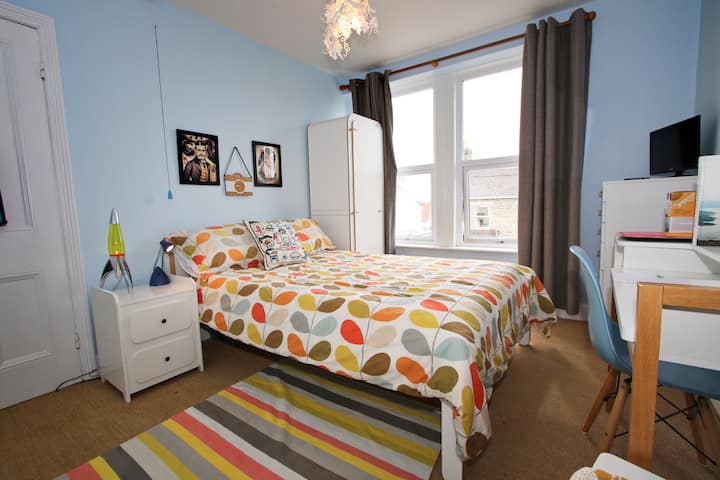Double room end terrace house near to Charlestown