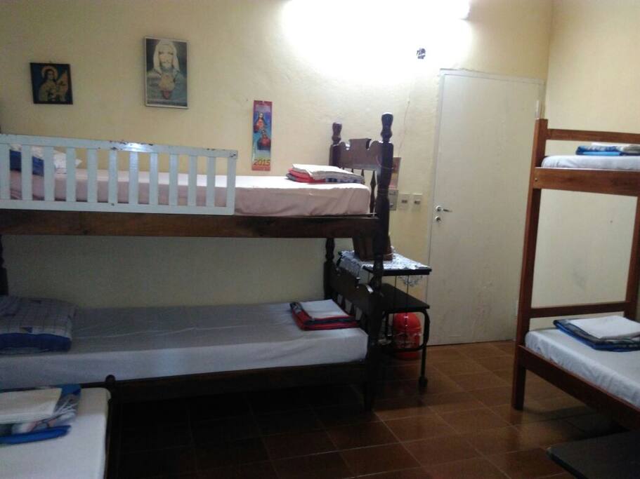 Dormitorio 2: una cama individual y 2 camas literas, aire acondicionado, ventilador de techo y ventiluz