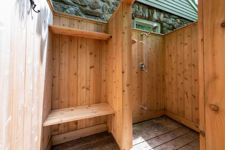 Beautiful 4BR Steps From Beach gallery image 5