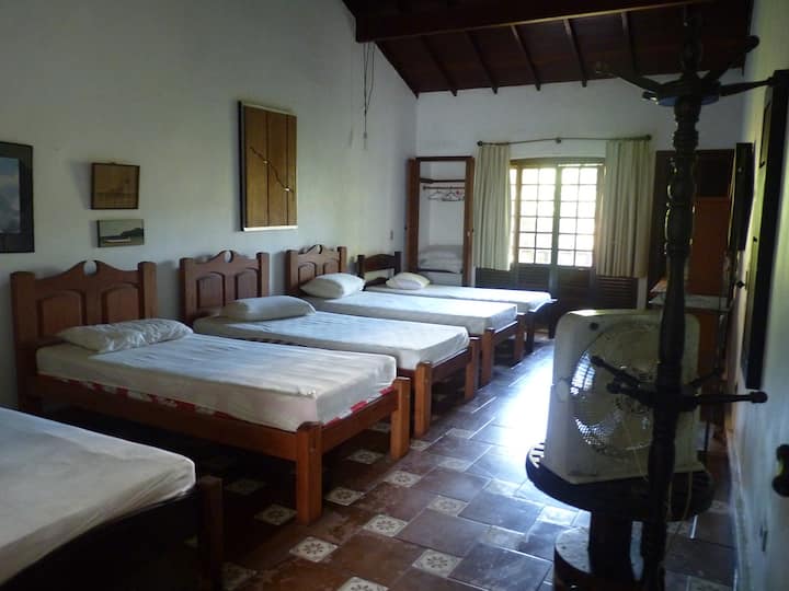 Მეორე სართულის საძინებელი, 5 ერთადგილიანი საწოლით.