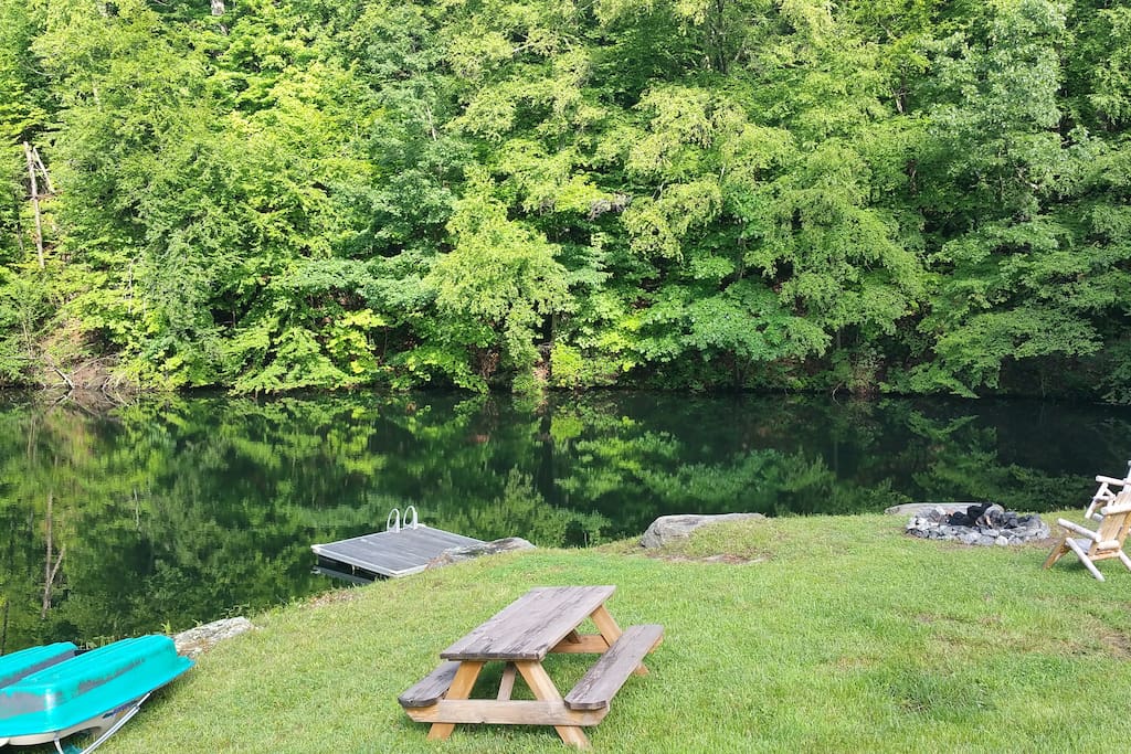 Lake, Dock, Fishing Poles, Paddle Boat, Pool, BBq, Stocked Fire Pit and Free Marshmallows