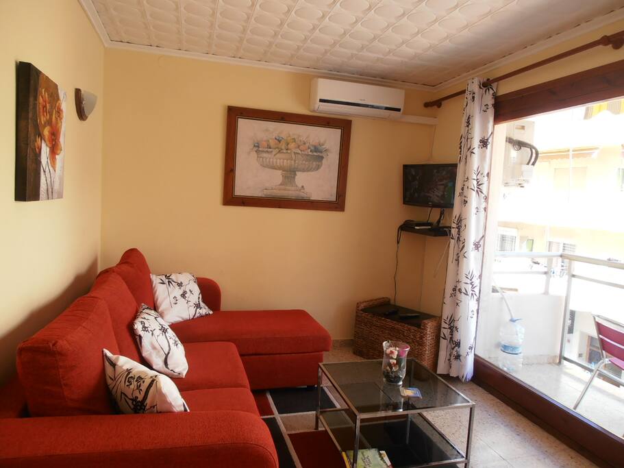 saloncon aire acondicionado y balcon
